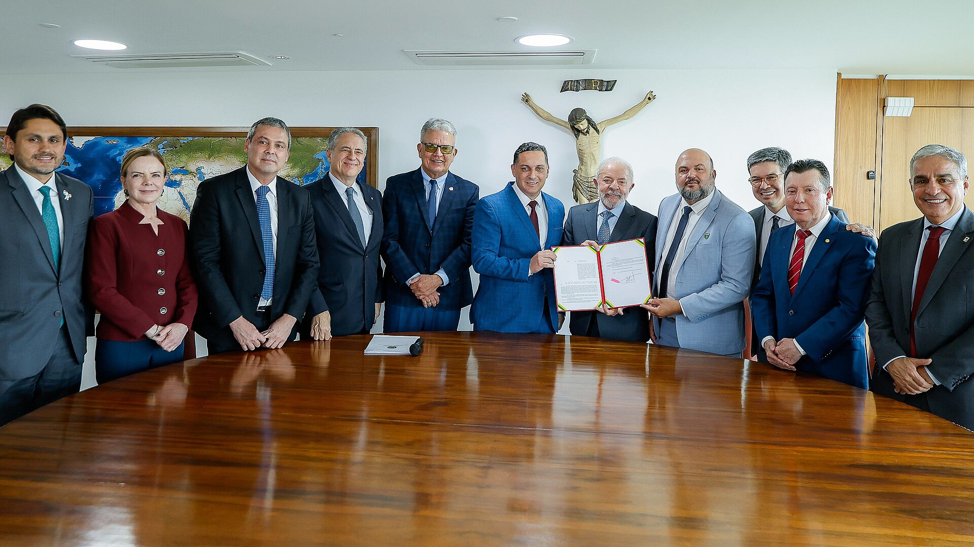 Parlamentares com o Presidente Lula na sanção de projetos de lei — Palácio do Planalto, 26/11/2025